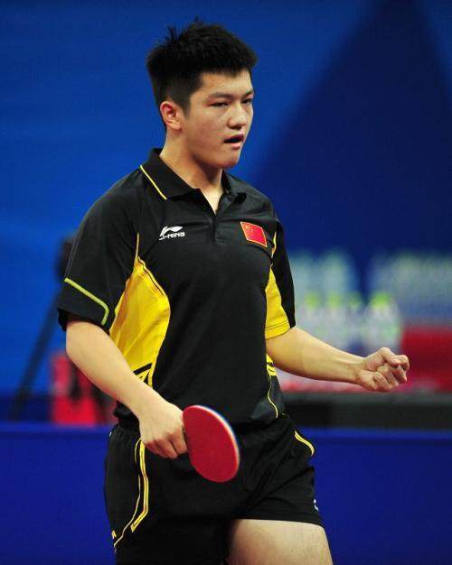 RMC：巴黎大巴被毕包球迷石块袭击，所幸并无人员受伤